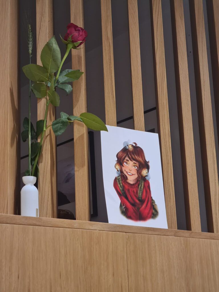 Mon illustration de Noël pour que l'association puisse donner des remerciements, placée dans un bureau.