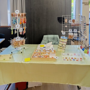 Ma table avec mes produits exposée pour le marché des créateurs à Brassart