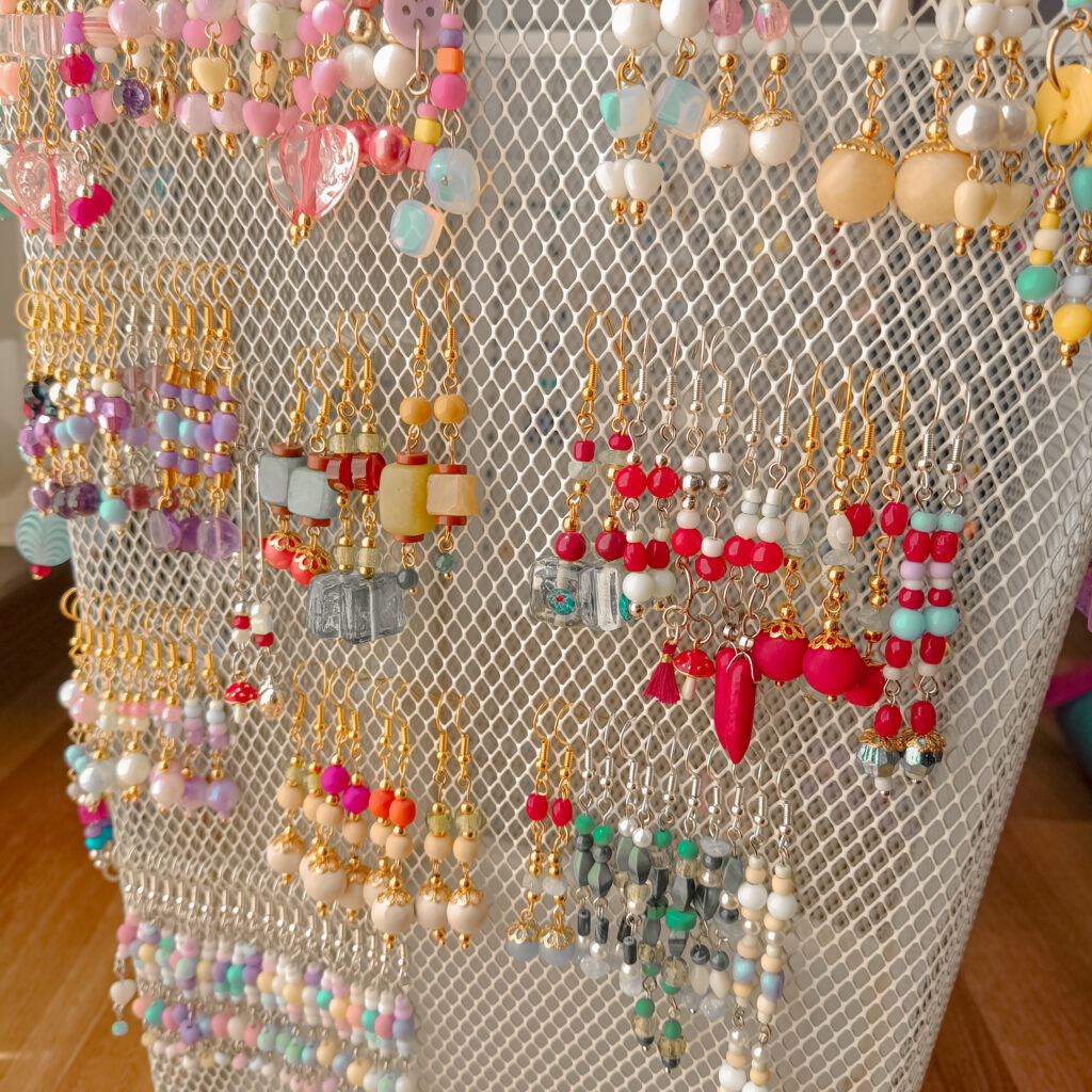 Photo qui regroupe bone partie des boucles d'oreilles que j'ai fait.