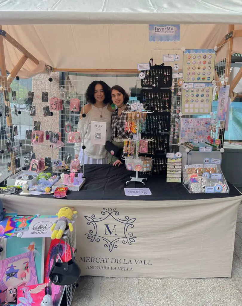 Exposition de mes produits dans le marché de l'artisanat d'Andorre. Avec ma camarade.